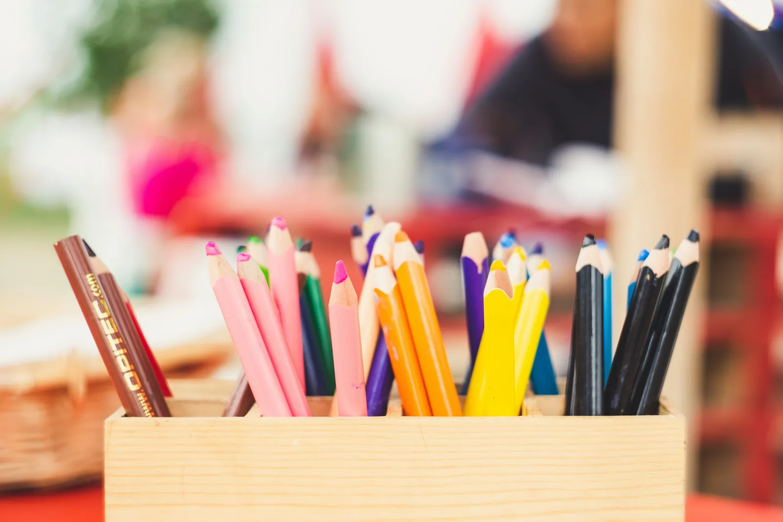Crayons de couleur dans une salle de classe lumineuse de la maternelle Al Hay Al Jadid