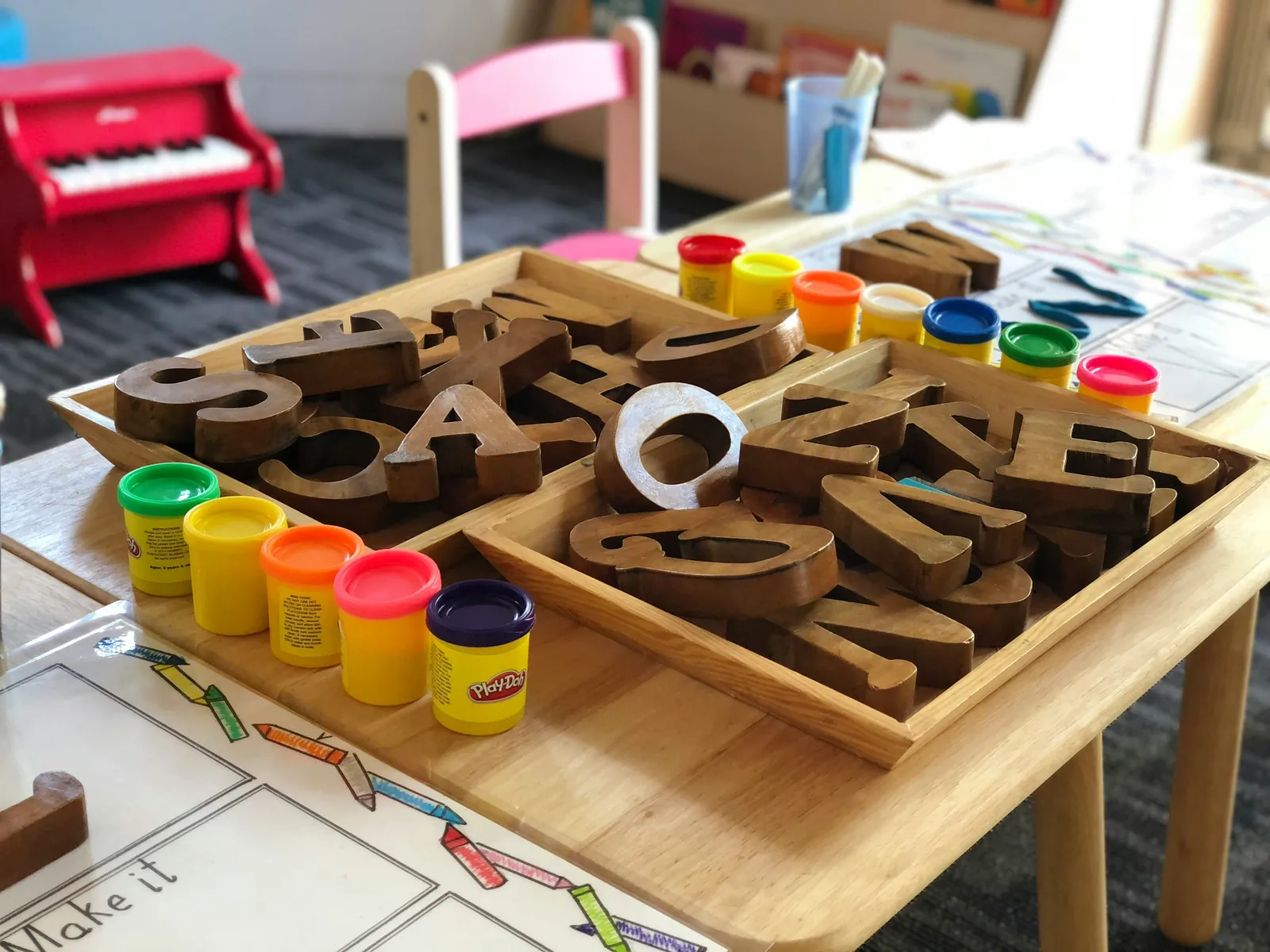 Lettres en bois et pâte à modeler pour l'éveil au langage en maternelle